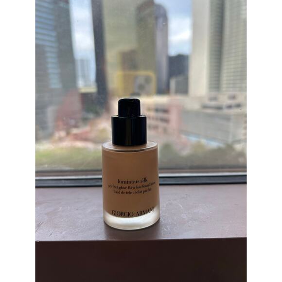 Giorgio Armani luminous silk foundation - Picture 1 of 2